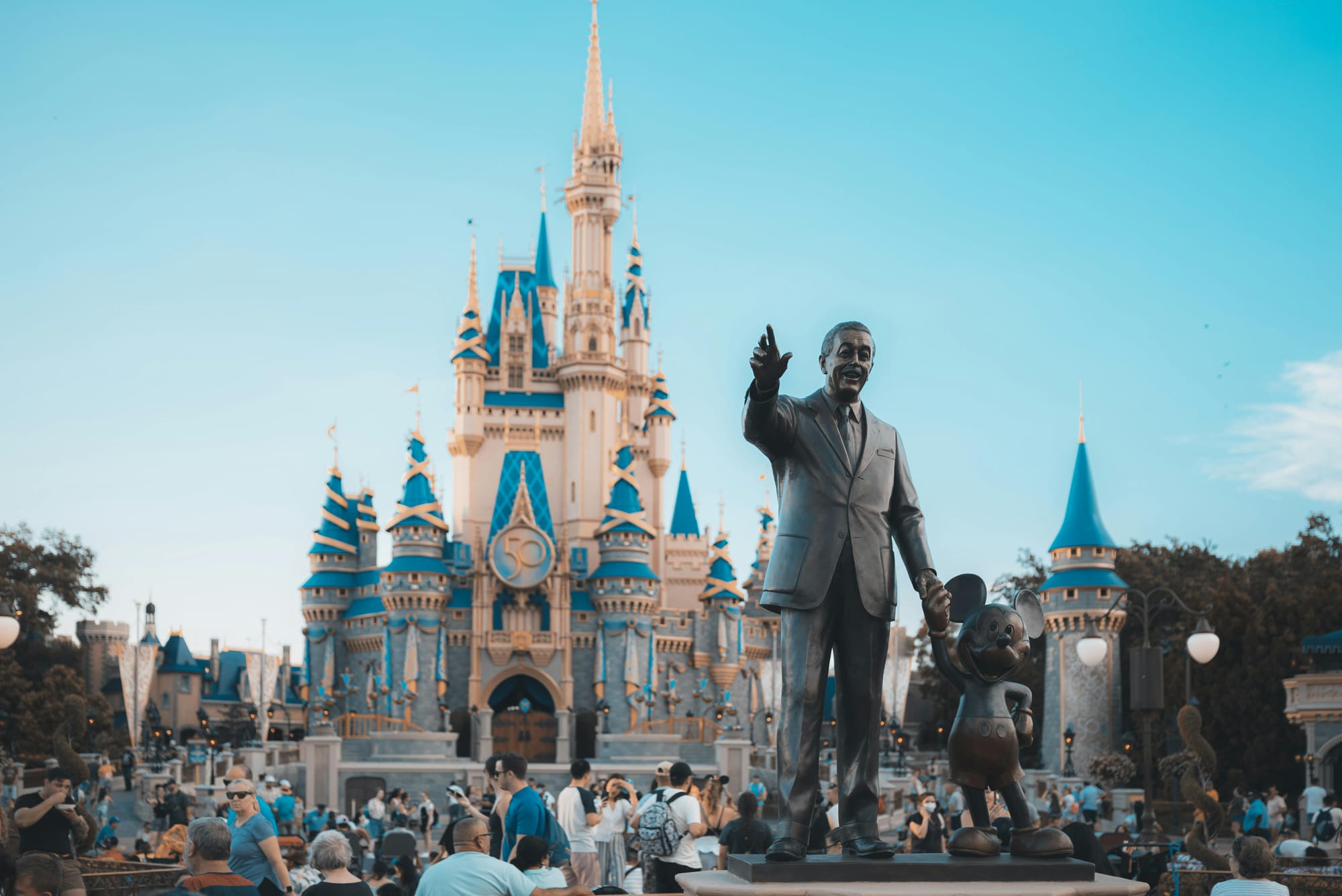 Feliz Aniversário, Magic Kingdom! Uma Jornada de 54 Anos de Puro Encanto 🏰✨